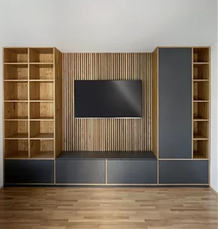 Wohnwand mit Fernseher vor Holzlamellen, offenen Holzregalen und anthrazitfarbenem Lowboard