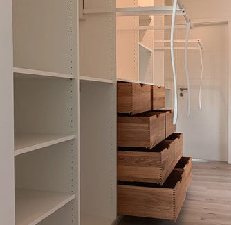 Schlafzimmer-Einbauschränke: Mit Echtholz-Schubladen und Garderobenliftern
