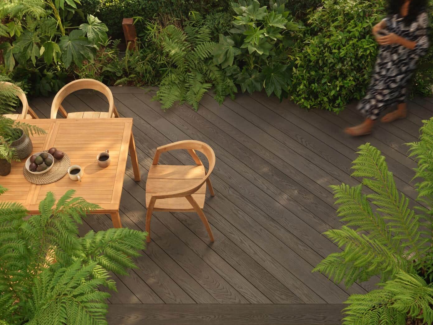 Lifestyle-Bild des "MDE176Y Enhanced Grain in Ebony Grey" mit Modell auf stilvoller Terrasse