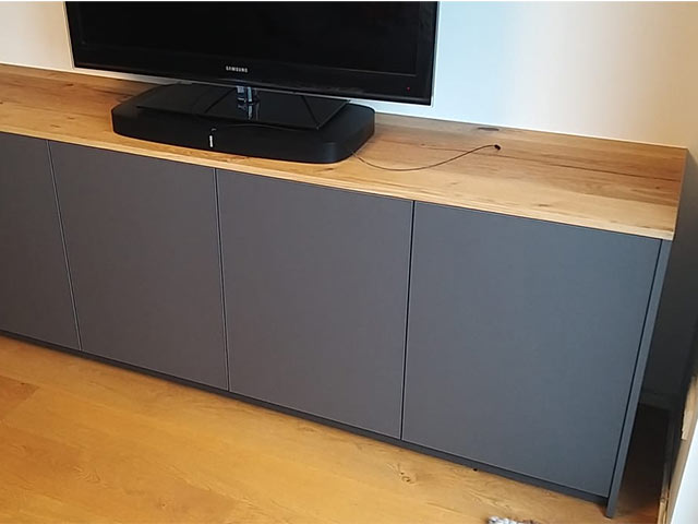 Sideboard in grau mit Fernseher: Wohnzimmer nach Maß.