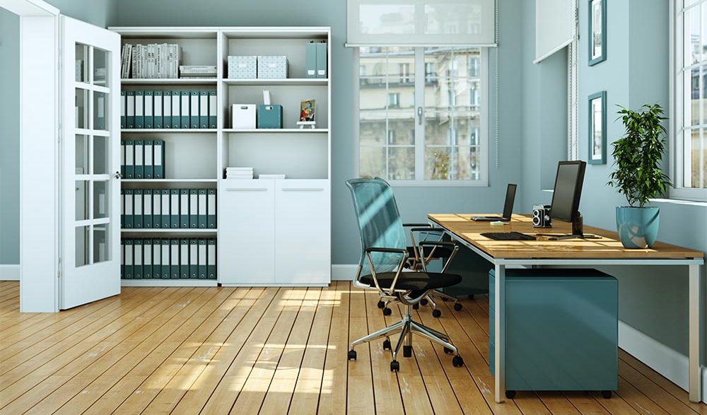 Türkises Büro mit Schreibtisch, Rollcontainer und weißem Aktenschrank hinter der Tür; Einbauschrank mit Tablarauszug für den Drucker