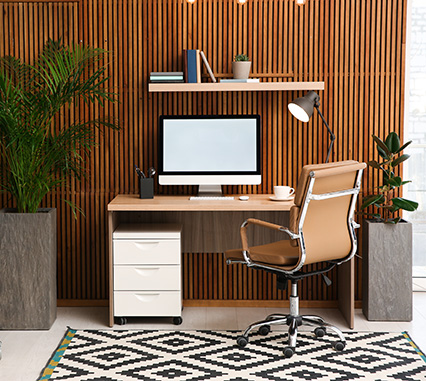 Minimalistisches Büro: Stuhl, Schreibtisch, Rollcontainer, Regal