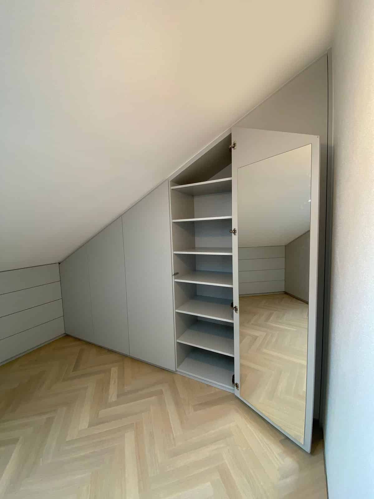 Ankleide in der Dachschräge: Maximum an Stauraum