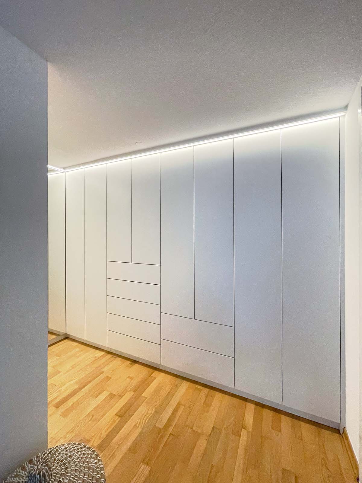 Große Ankleide mit einer Spiegelwand