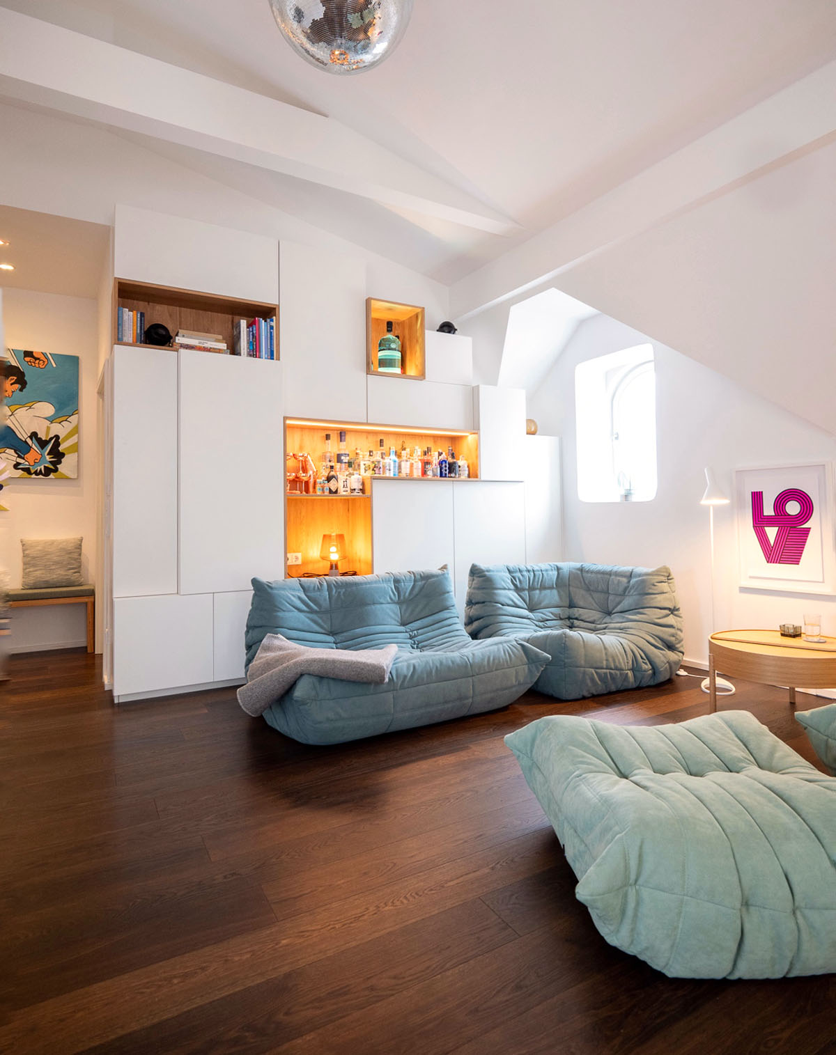 Design trifft auf Funktionalität. Beleuchtete Hausbar.