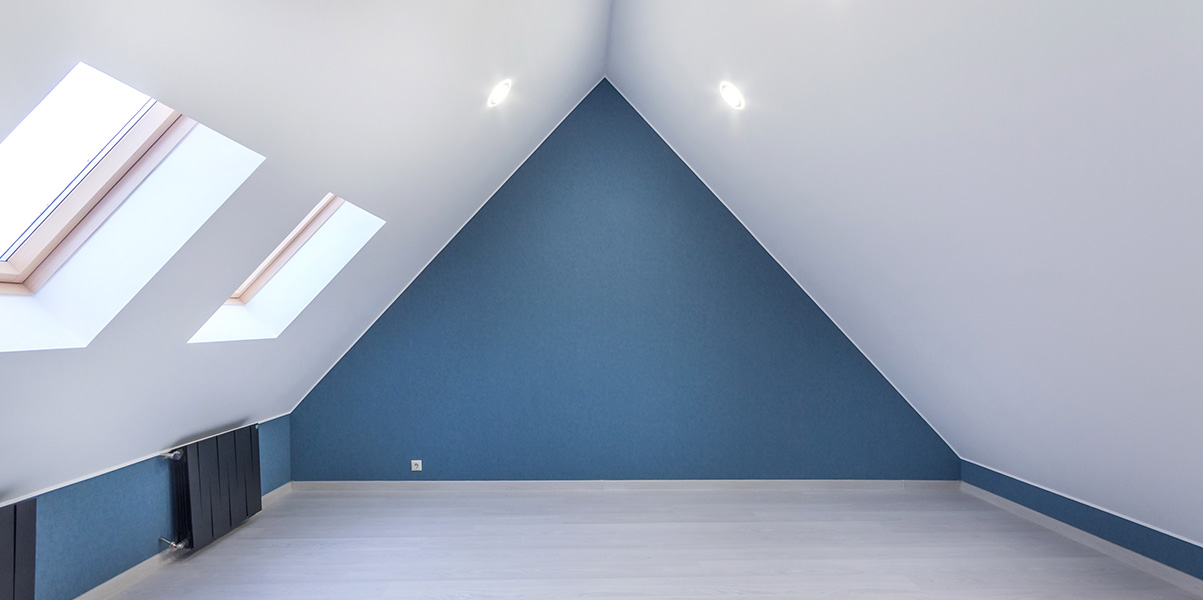 In welcher Farbe Dachschräge streichen? Zum Beispiel könnte die Dachschräge im Wohnbereich in einem beruhigenden Blau gehalten sein.