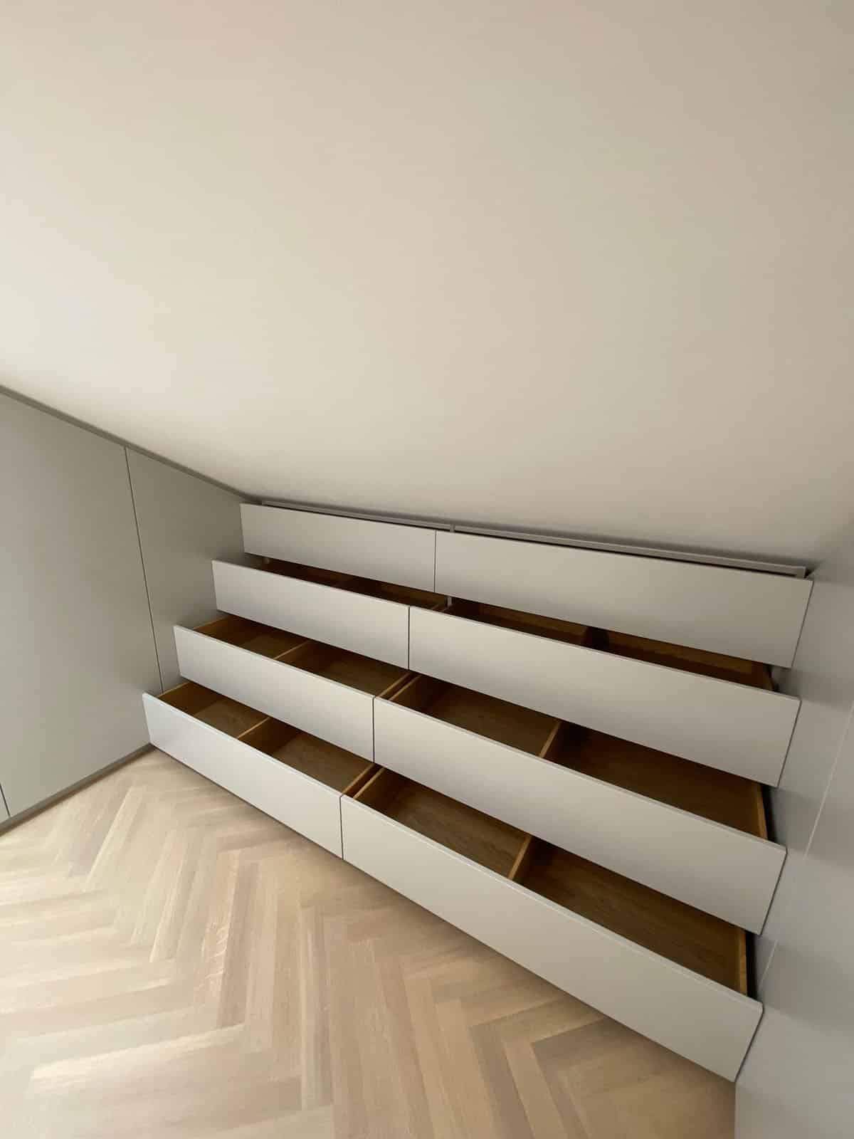 Ankleide in der Dachschräge: Maximum an Stauraum