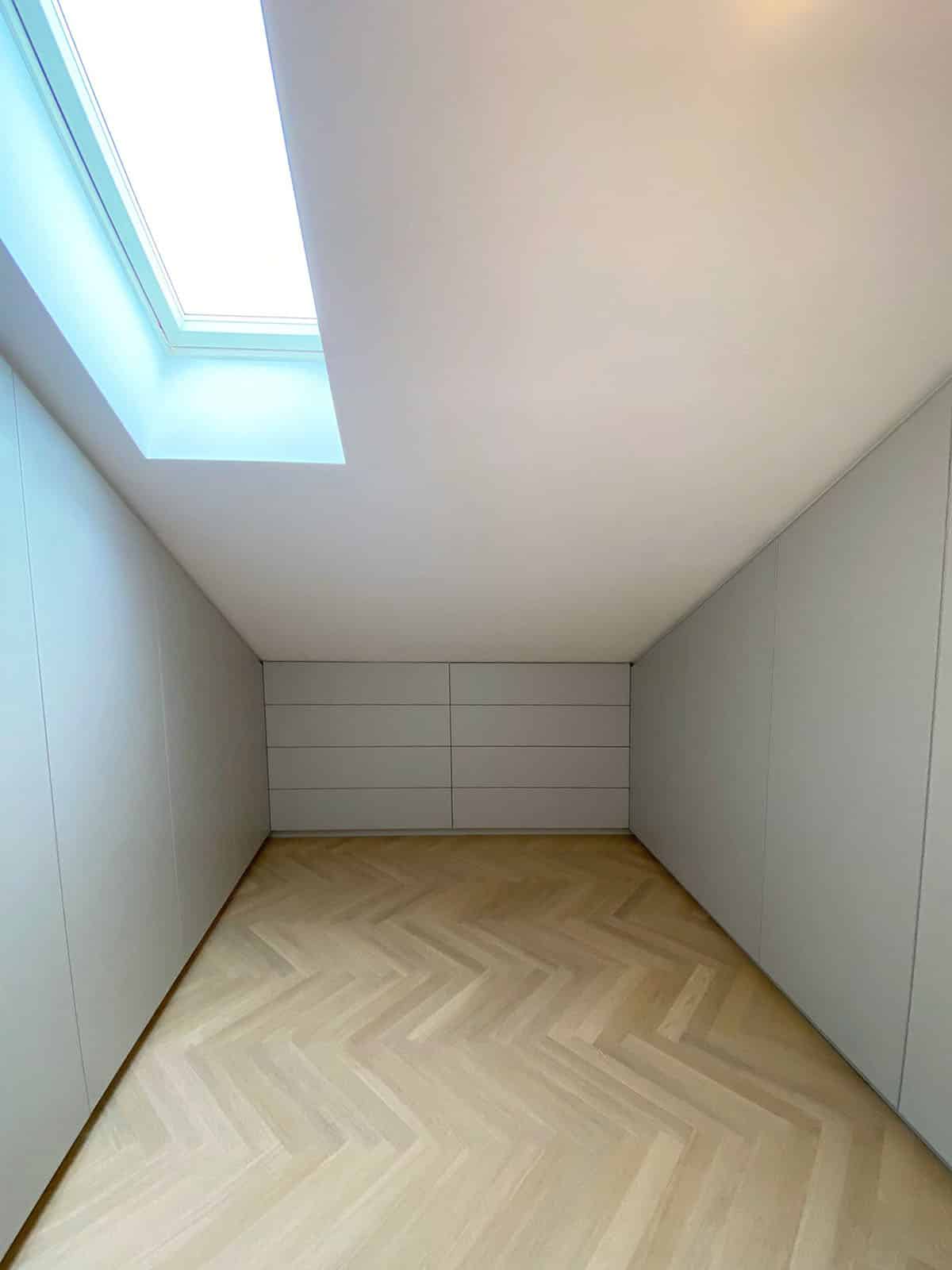 Ankleide in der Dachschräge: Maximum an Stauraum