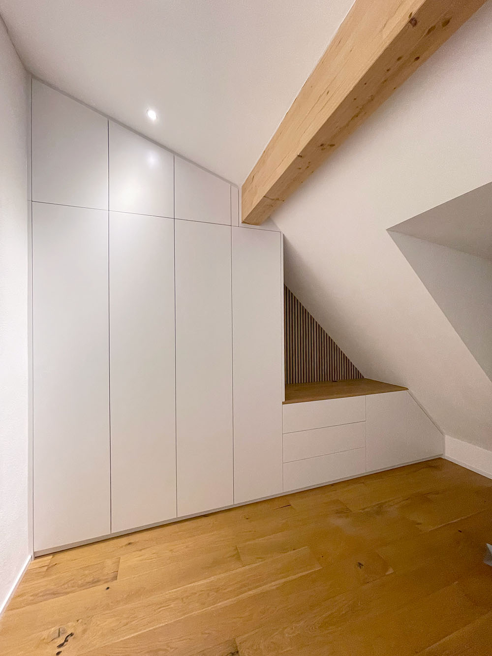 Möchten auch Sie Ihr Dachgeschoss mit auf Maß geplanten und gefertigten Möbeln ausstatten? Wir beraten Sie gerne.