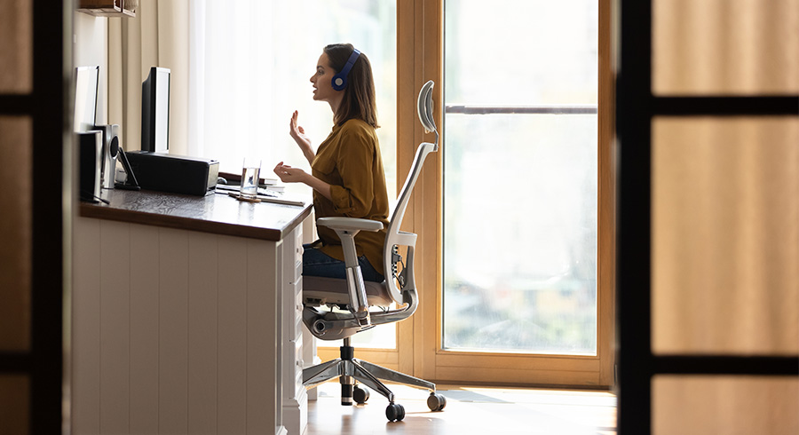 Ein ergonomischer Bürostuhl, der Rücken und Haltung unterstützt, ist unverzichtbar.