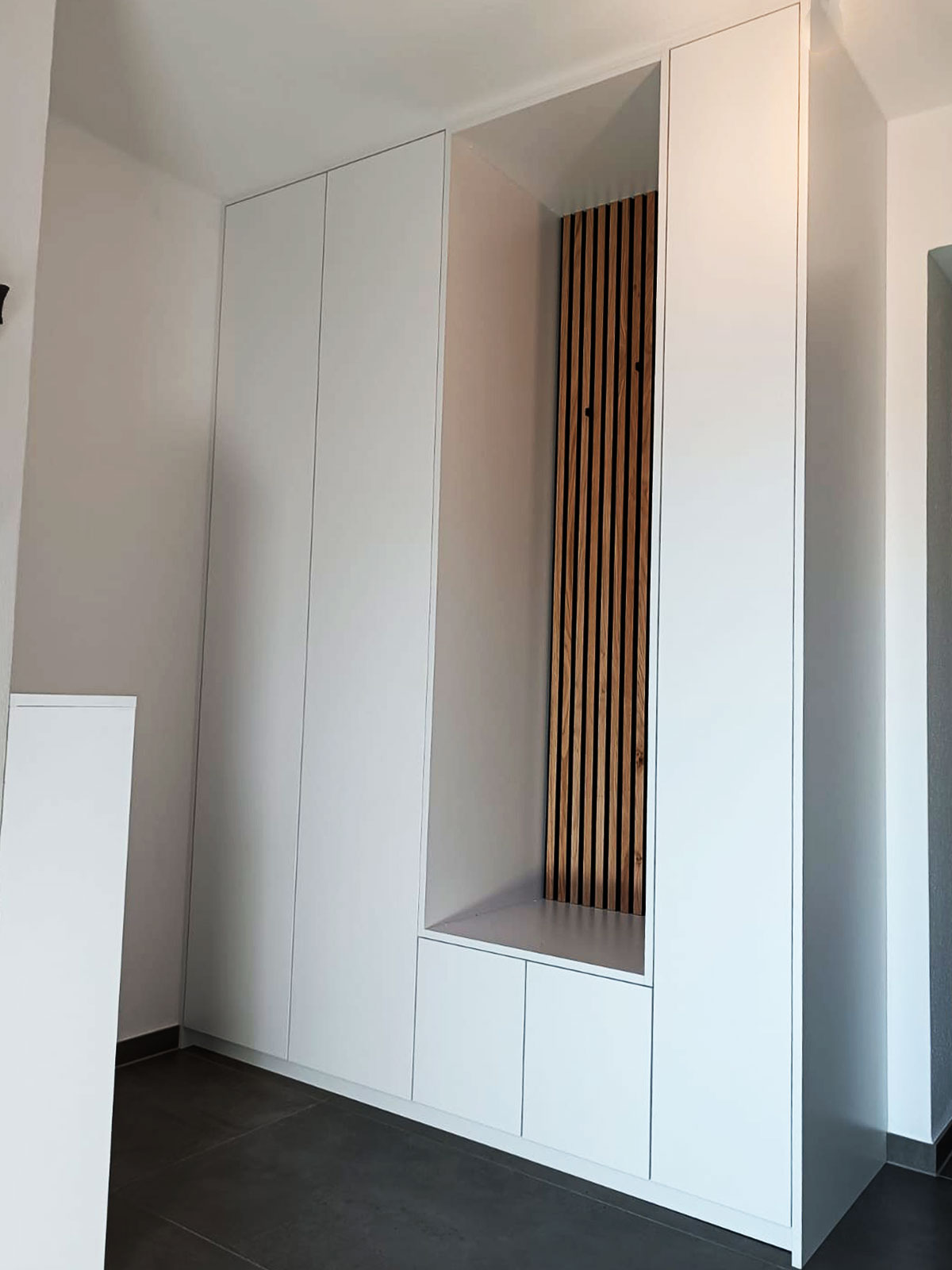 Garderobe im Eingangsbreich des Hauses mit einer Sitzmöglichkeit | Maß und Moritz Muenchen