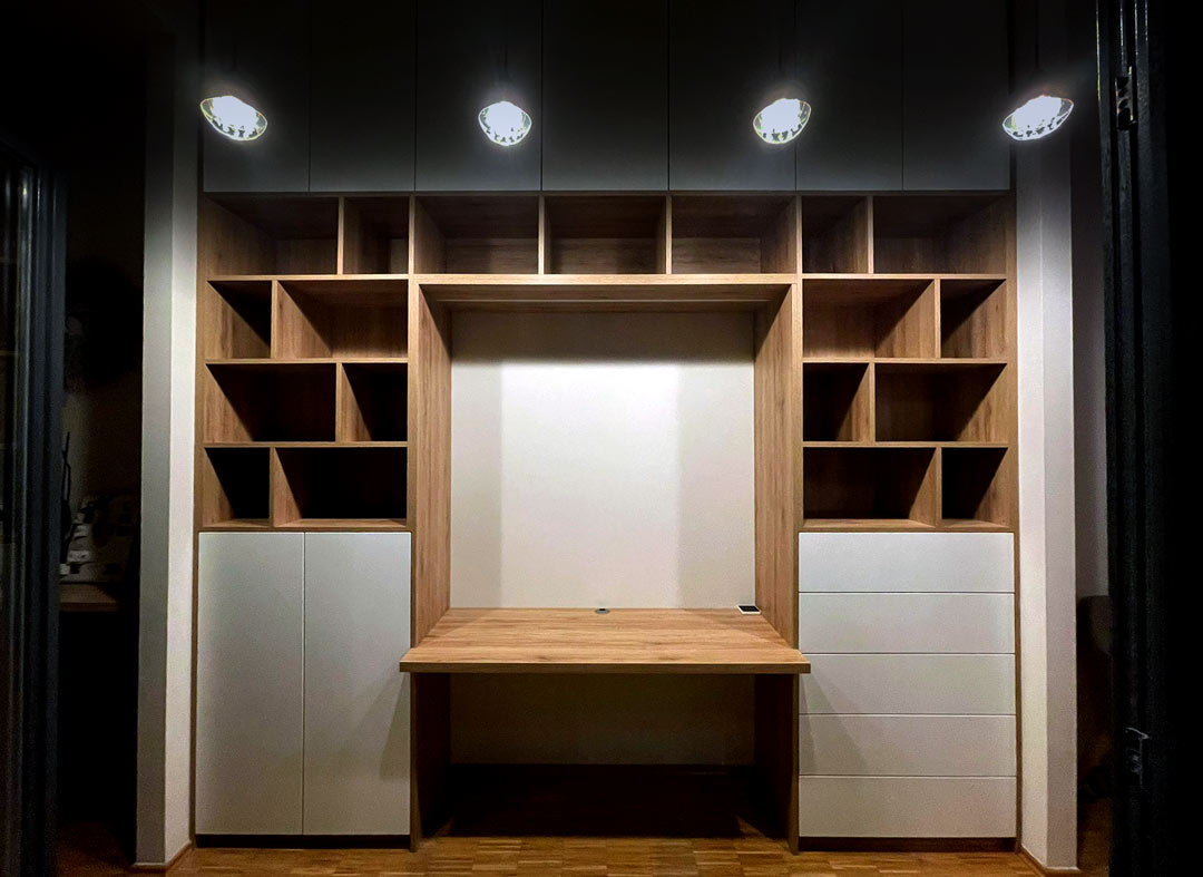 Matt-weißer Büro-Schrank mit Schreibtischplatte nach Maß