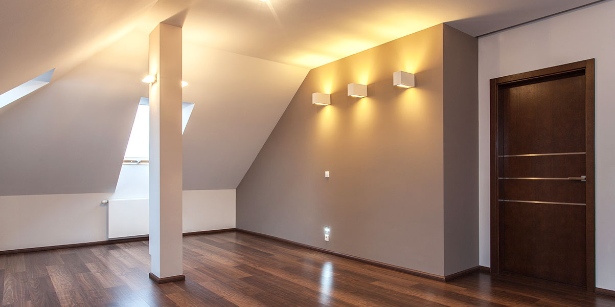 Zusammen mit der richtigen Beleuchtung schaffen Sie ein harmonisches Ambiente für die Dachschräge.