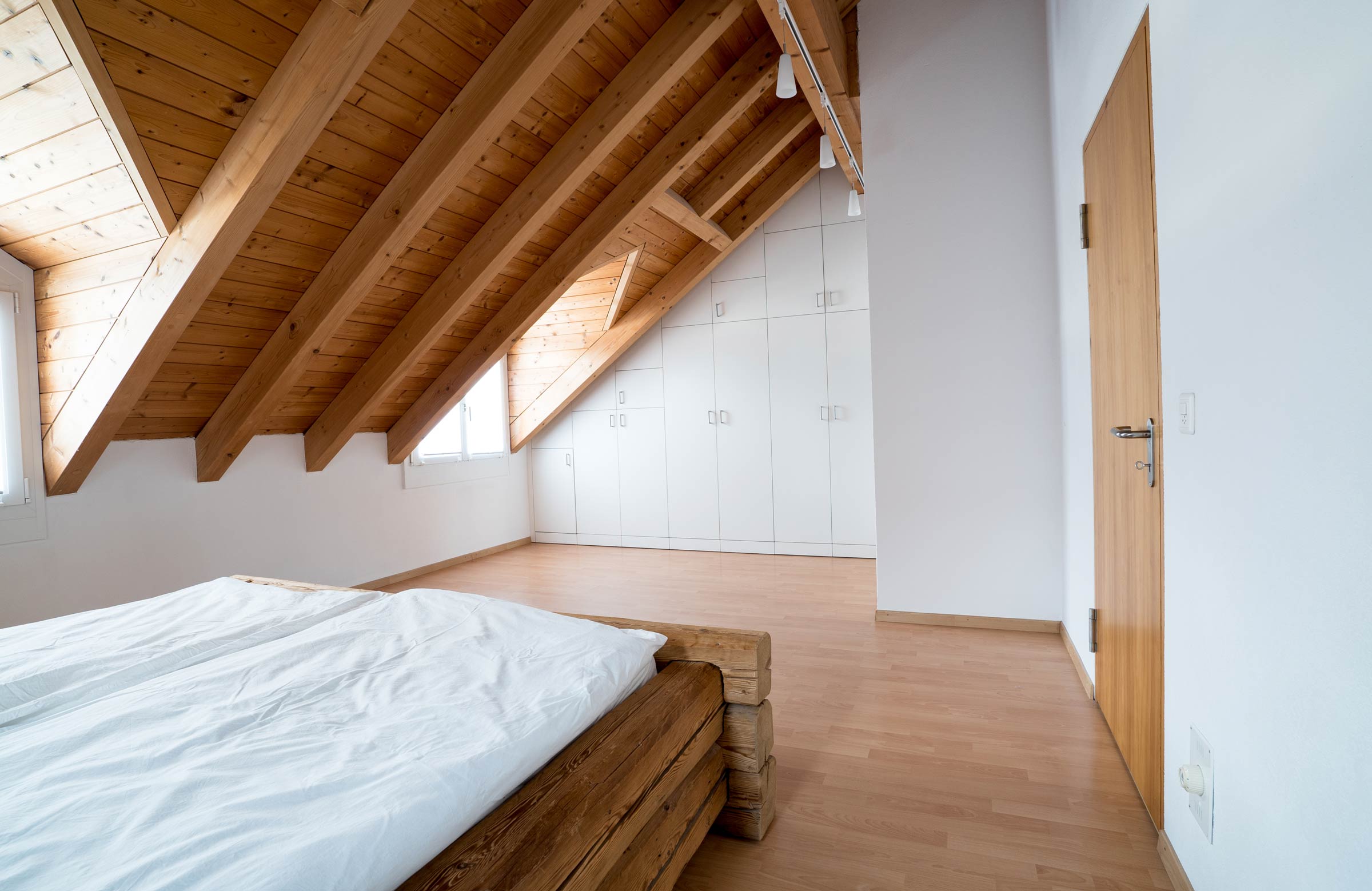 Schlafzimmer-Einbauschrank für Dachschräge