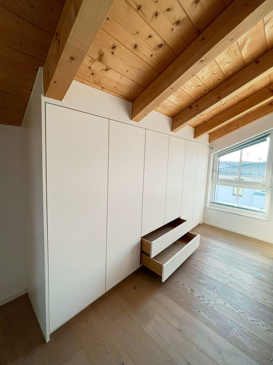 Weißer Einbauschrank: Dachschräge im Schlafzimmer wird mit einem Kleiderschrank genutzt