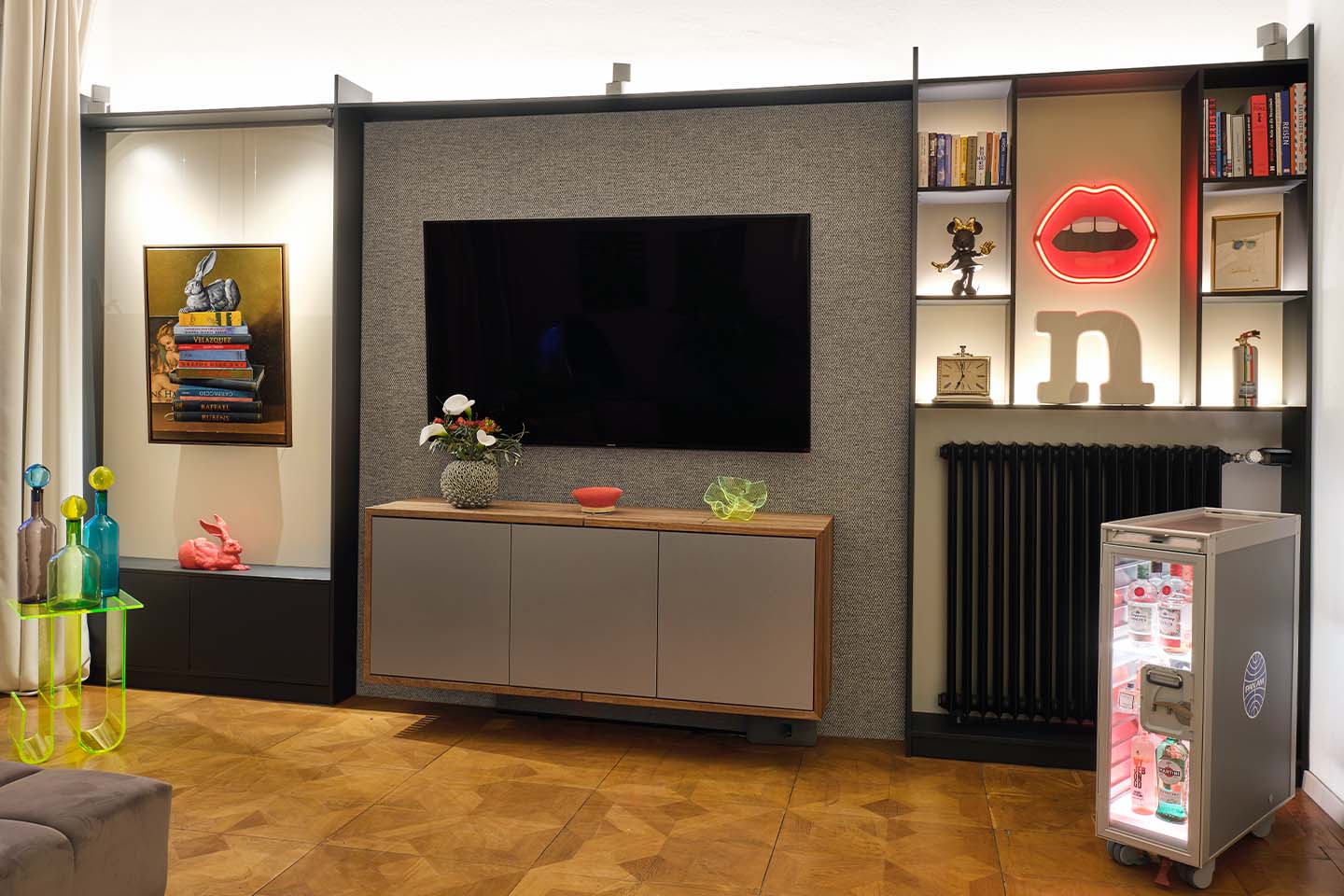 TV-Wand mit Holzverkleidung und LED