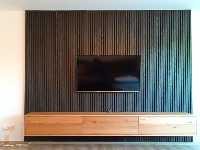 TV-Wand mit Sideboard und Holzpaneel (Akustikpaneel) im Wohnzimmer