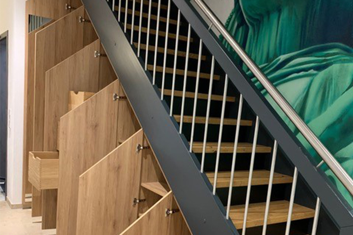 Treppenschrank: Ansicht mit Einbauschrank unter der Treppe